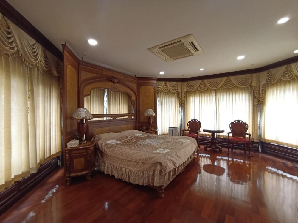 Place & Park Prachauthit 90
