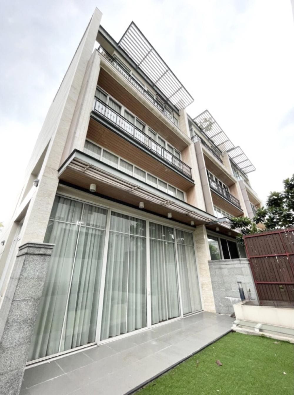 64f83c1bac41d_8947 349 Residence