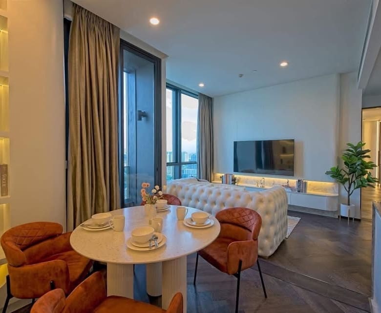 The Esse Thonglor