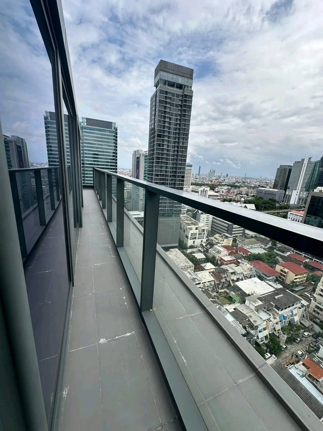Tait Sathorn 12